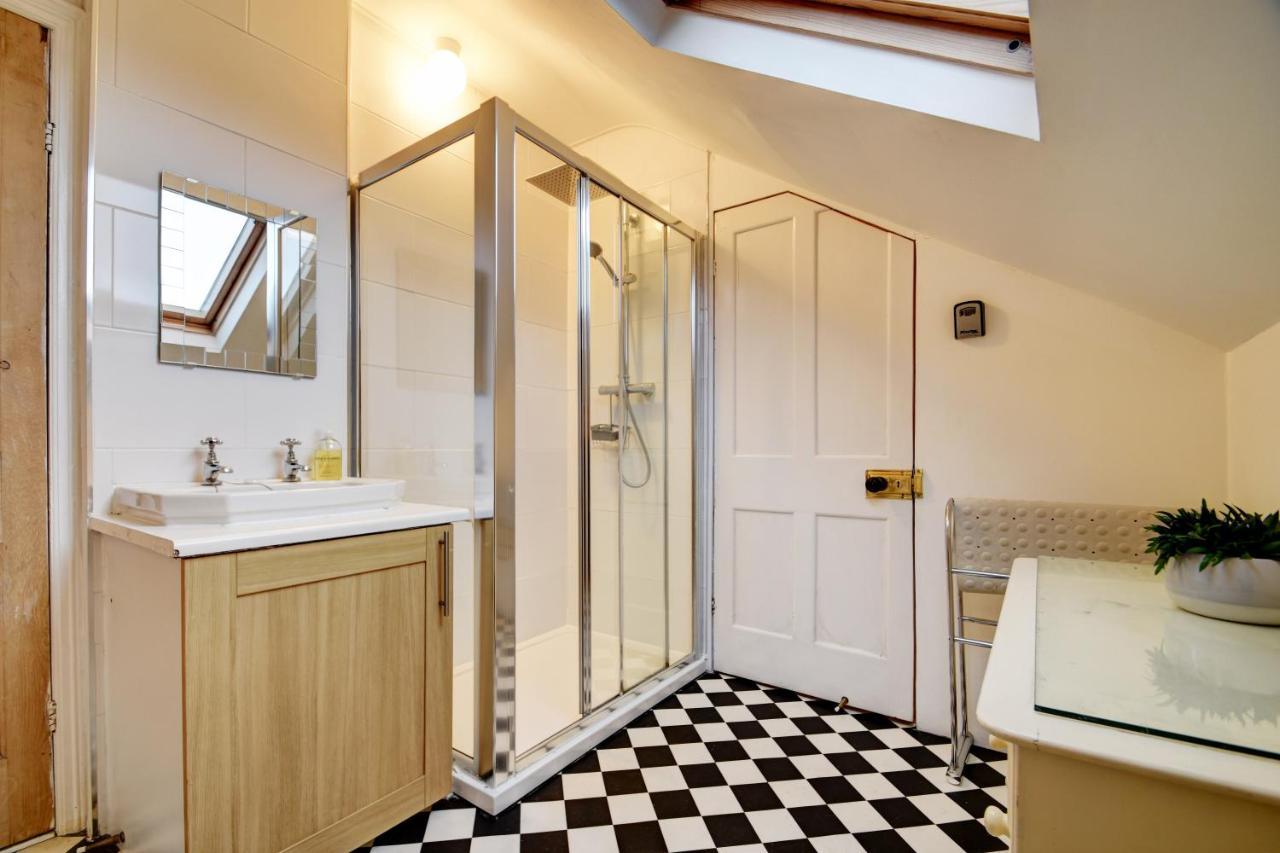 Spacious Victorian Townhouse Near Hcc With Off Street Parking 哈罗盖特 外观 照片